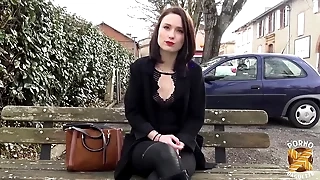 Alice, coquine sexy, veut une baise hard avec laddie collègue